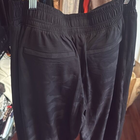 Athleta Dark Camoflauge Drawstring Joggers NWT - Zip Pockets- Size 8 - Picture 6 of 6